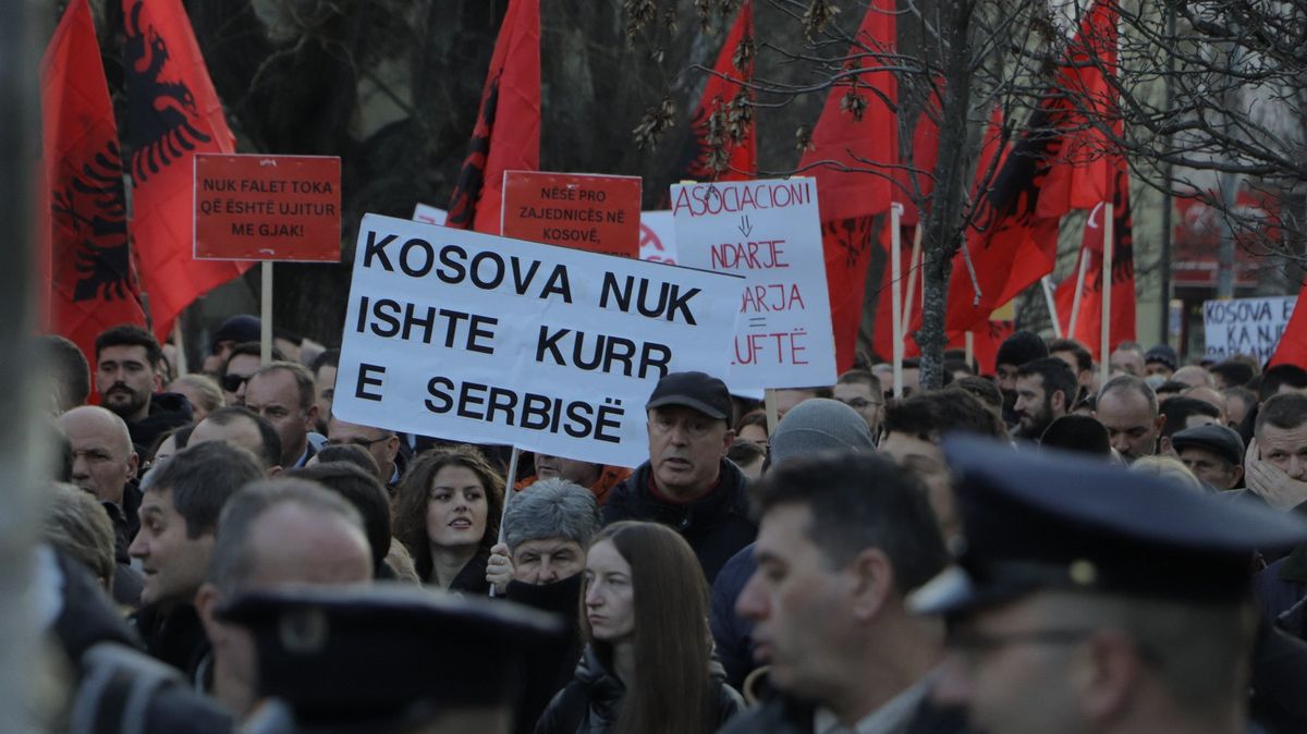 Srbsko je silně proruské. Netrestejte za to Kosovo, říká politolog